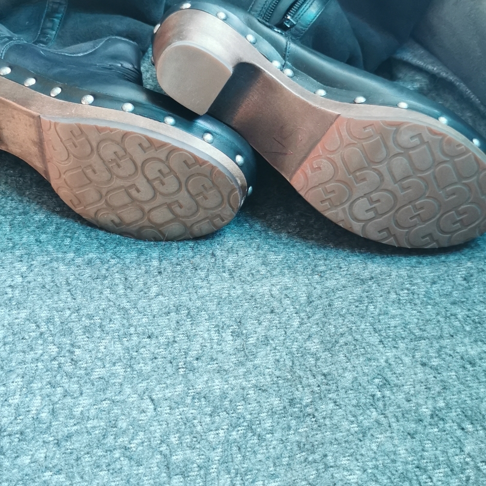 Uggs - Picture 4 of 7